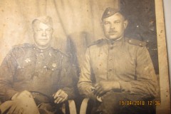 Справа участник ВОВ Некрашевич Иван Григорьевич с фронтовым товарищем